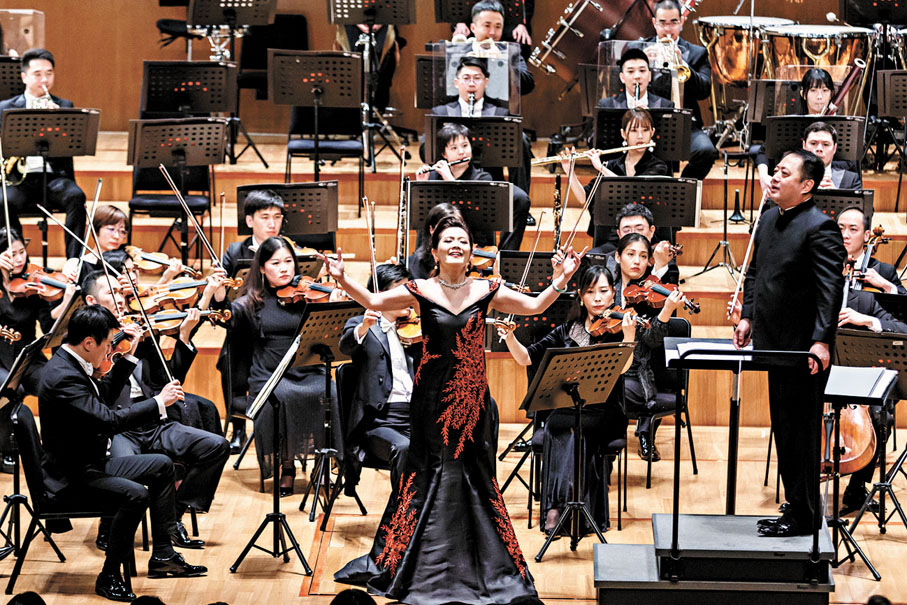 女高音宋元明、指揮呂嘉與中國國家大劇院管弦樂團下月將為第53屆香港藝術節帶來閉幕演出。 攝影：甘源